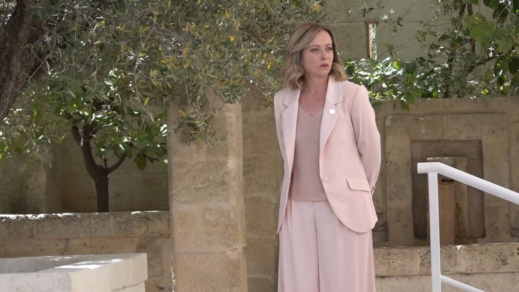 İtalya Başbakanı Meloni, Biden'ı beklerken sıkıldı; telefonu elinden düşüremedi 4